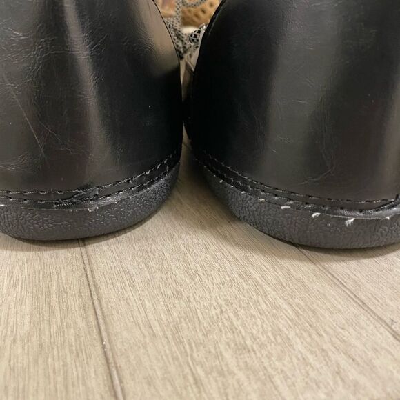 NASA space boot slippers
Size M 9/10 
NWOT never worn - Picture 9 of 11
